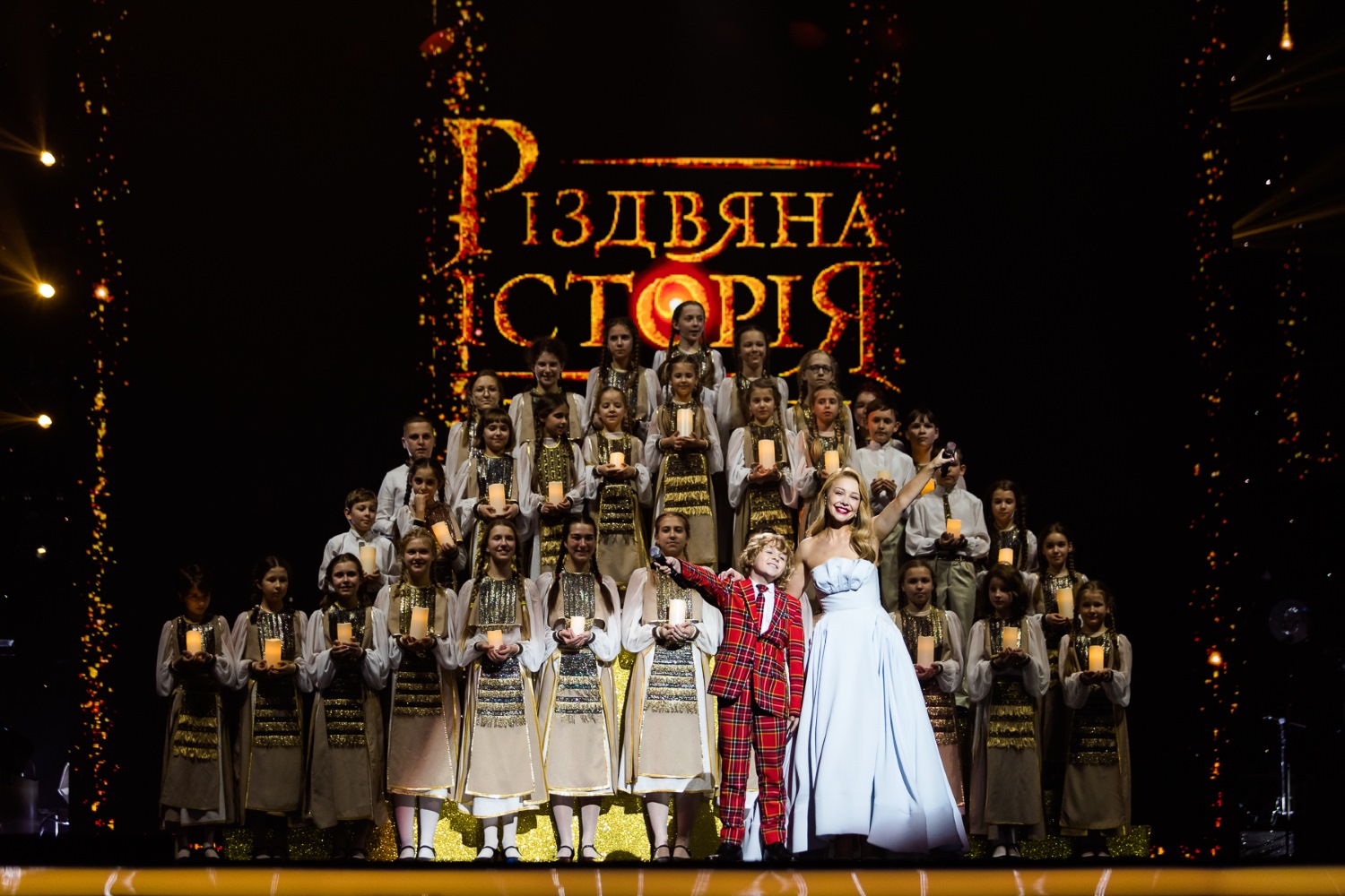 На "Різдвяній історії" Тина Кароль гадала на Дана Балана, "Время и Стекло" поднялись в воздух на санках, а Мишель Андраде спела на коньках